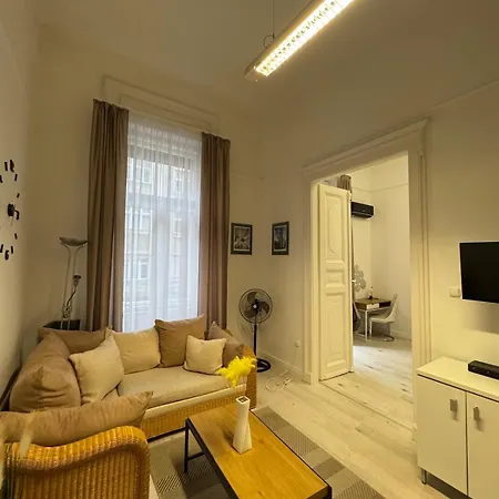 Chic Soho Retreat - Downtown