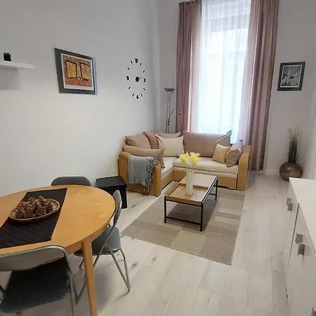 Apartamento Chic Soho Retreat Spacious 2br Location Budapest